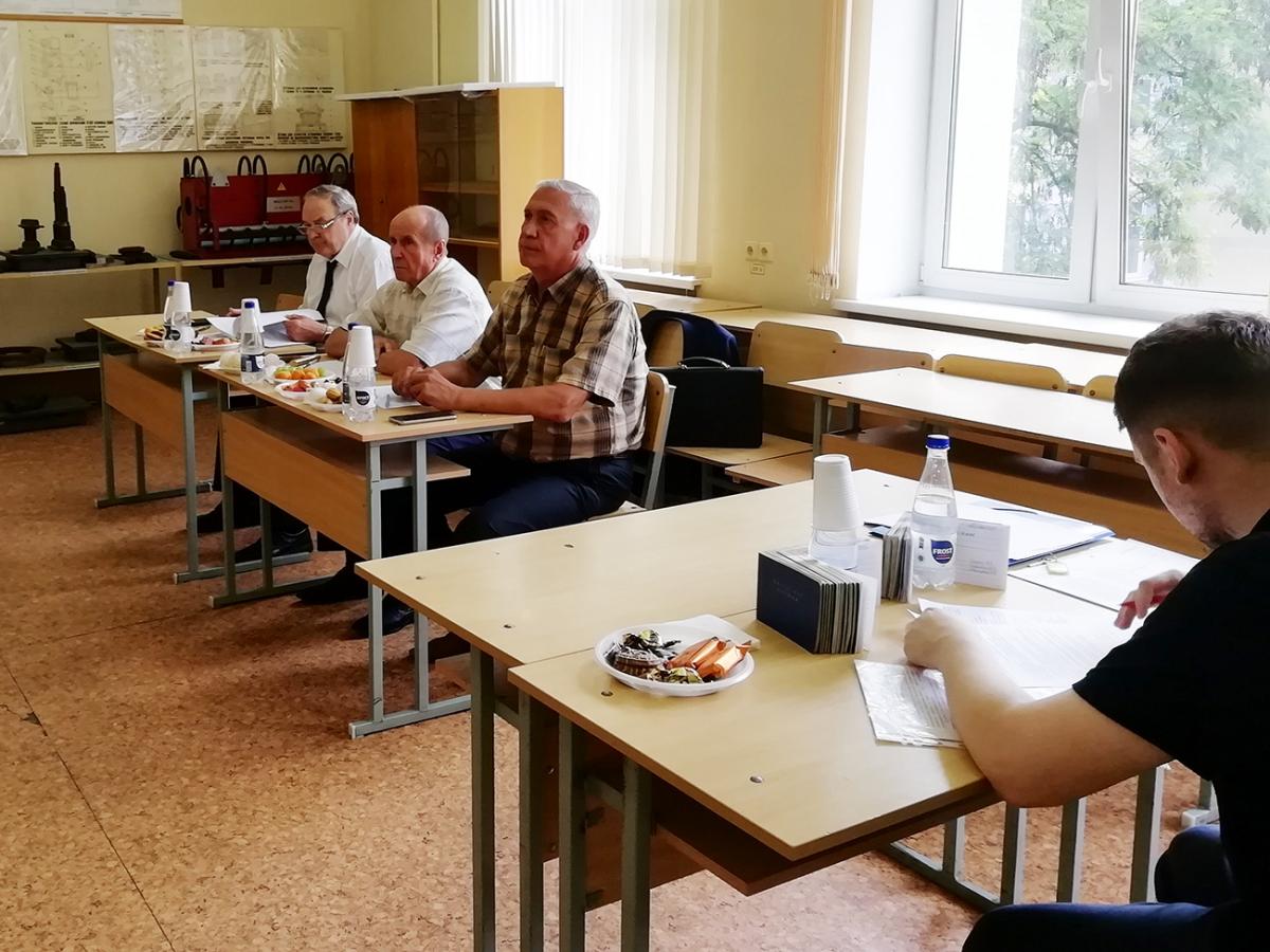 Техника и технология факультет. Стол на защиту диплома для комиссии. Председатель экзаменационной комиссии в музыкальной школе